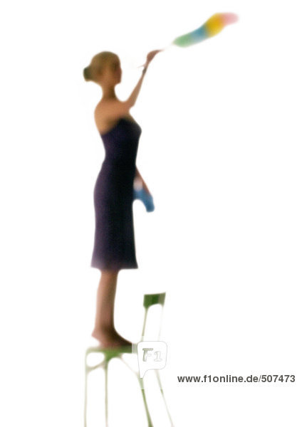 Silhouette der Frau auf Stuhl stehend und staubend,  auf weißem Hintergrund,  defokussiert