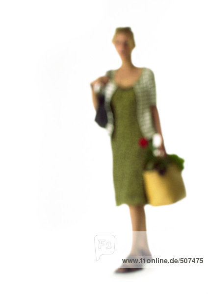 Silhouette der Frau mit Markttasche  auf weißem Hintergrund  defokussiert
