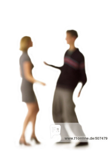 Silhouette eines tanzenden Paares  auf weißem Hintergrund  defokussiert