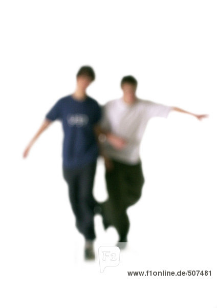 Silhouette von zwei Männern Arm in Arm  auf weißem Hintergrund  defokussiert