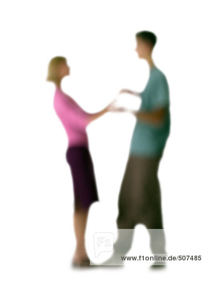 Silhouette eines tanzenden Paares,  auf weißem Hintergrund,  defokussiert