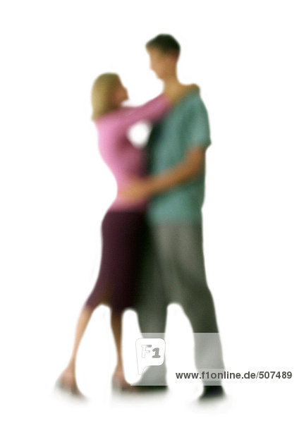 Silhouette der Paarumarmung  auf weißem Hintergrund  defokussiert
