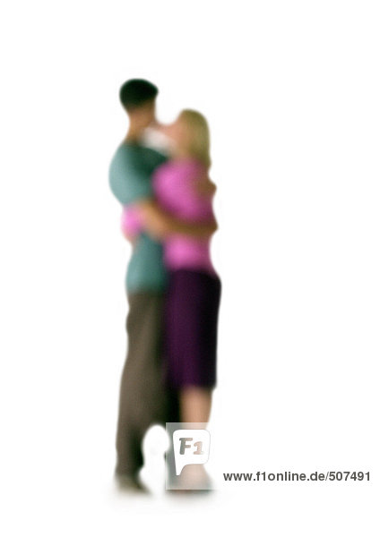 Silhouette des Paares umarmend und küssend  auf weißem Hintergrund  defokussiert