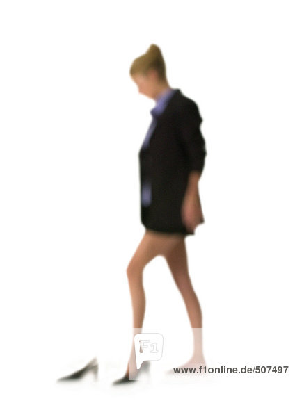 Silhouette der Frau beim Anziehen von Schuhen  Seitenansicht  auf weißem Hintergrund  defokussiert
