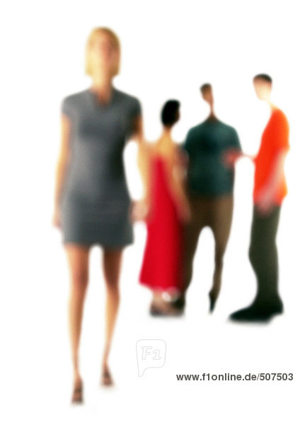 Silhouette einer Frau  die sich von einer Personengruppe abhebt  auf weißem Hintergrund  defokussiert