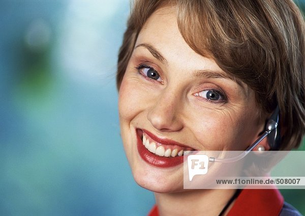 Frau mit Headset  Kamera lächelnd  Nahaufnahme  Porträt