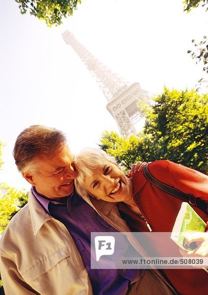 Frankreich  Paris  reife Frau und Mann lächelnd  Eiffelturm im Hintergrund  Portrait