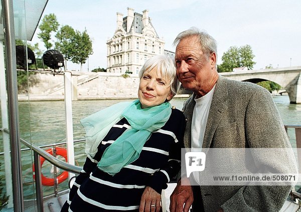 Frankreich  Paris  reifer Mann und Frau auf einem Boot auf der Seine