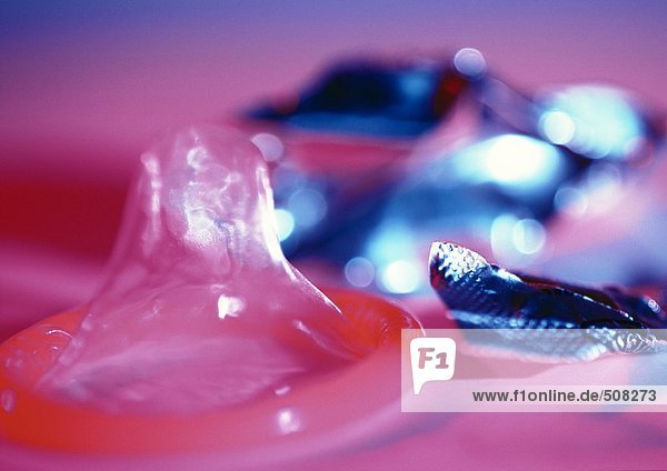 Kondom und gerissene Hülle  Nahaufnahme  verschwommener Hintergrund