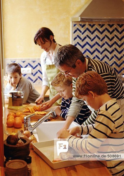 Familienkochen in der Küche