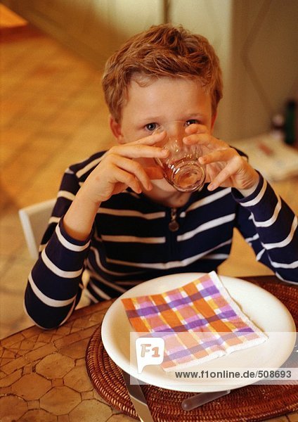 Kind trinkt am Tisch  Porträt