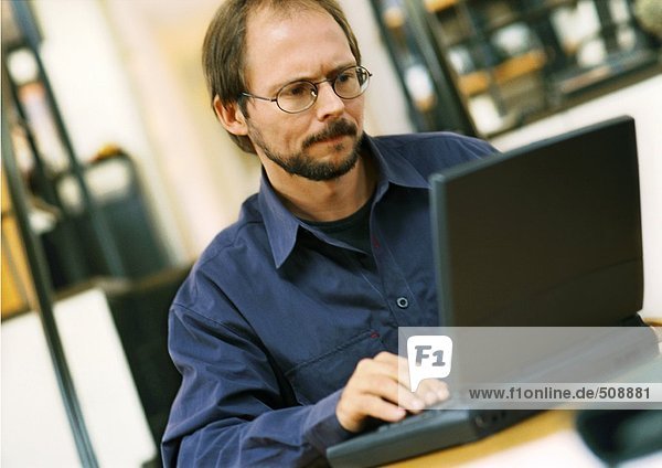 Mann bei der Arbeit am Laptop