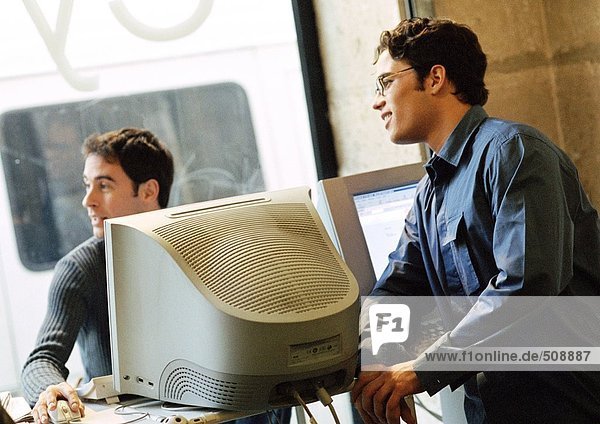 Zwei Männer im Cyber-Café