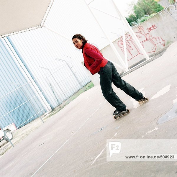 Junge Frau mit Inline-Skates  Profil