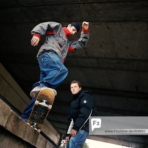 Junger Mann beim Skateboarden  Tiefblick