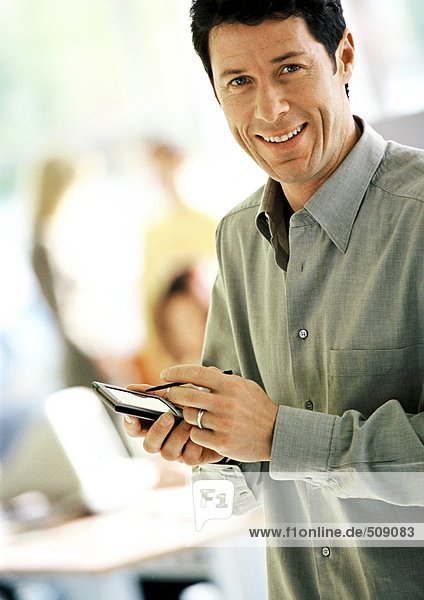 Geschäftsmann mit Taschencomputer  lächelnd  Portrait