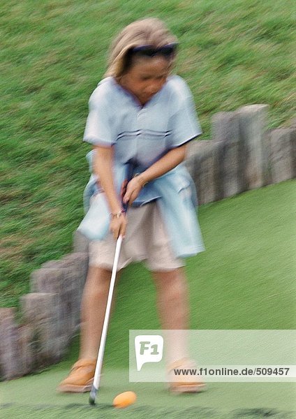 Mädchen spielt Golf  verschwommen