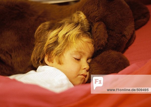 Mädchen schlafend  Kopf auf Teddybär