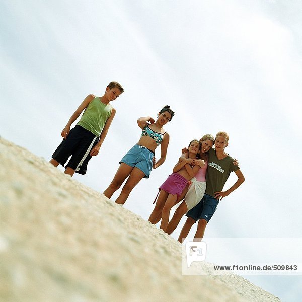 Teenager in Badeanzügen auf Sand stehend  Blickwinkel niedrig