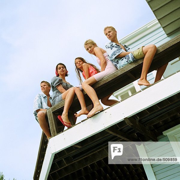 Jugendliche sitzen auf dem Balkon  Blickwinkel niedrig
