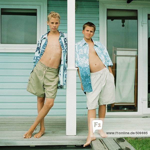 Zwei Jungen stehen vor dem Haus.