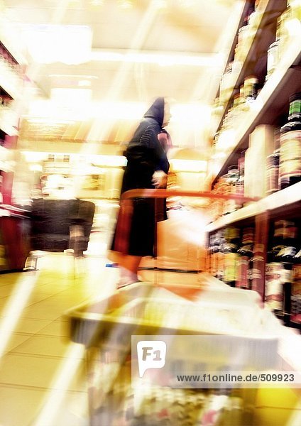 Frau im Supermarkt stehend  verschwommen