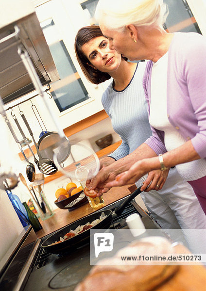 Zwei Frauen beim Kochen
