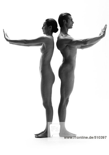 Nackter Mann und Frau stehen Rücken an Rücken mit ausgestreckten Armen  s/w