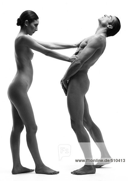 Nackter Mann und Frau  Frau hält Mann auf Armlänge  Seitenansicht  s/w
