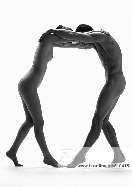 Nackter Mann und Frau tanzen  Seitenansicht  s/w