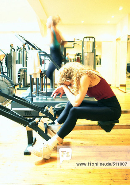 Frauen trainieren im Fitnessstudio