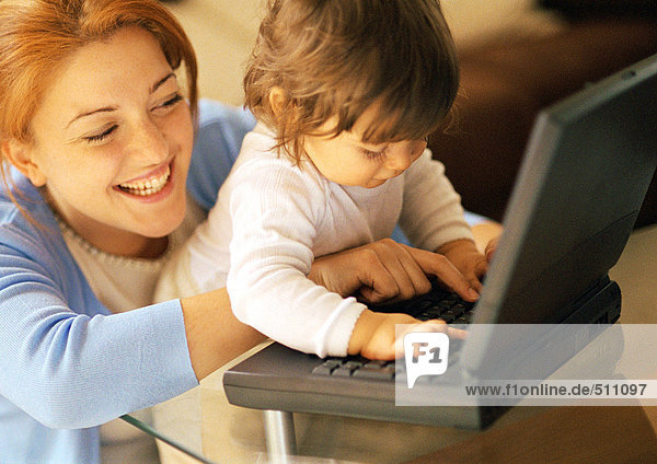 Mutter und Baby mit Laptop  Portrait