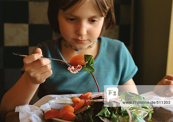 Junges Mädchen isst Salat  Porträt.