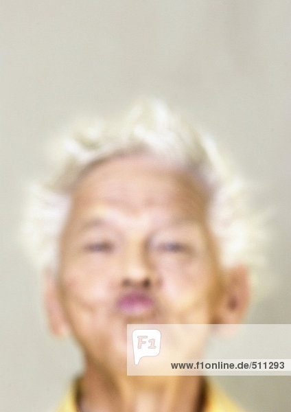 Älterer Mann mit verzogenen Lippen  Nahaufnahme  Porträt