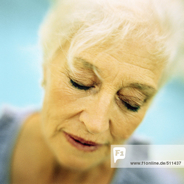 Porträt einer älteren Frau mit geschlossenen Augen