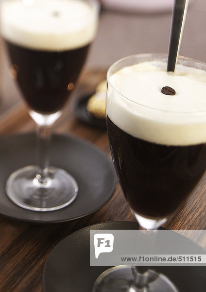 Zwei Gläser Irish Coffee