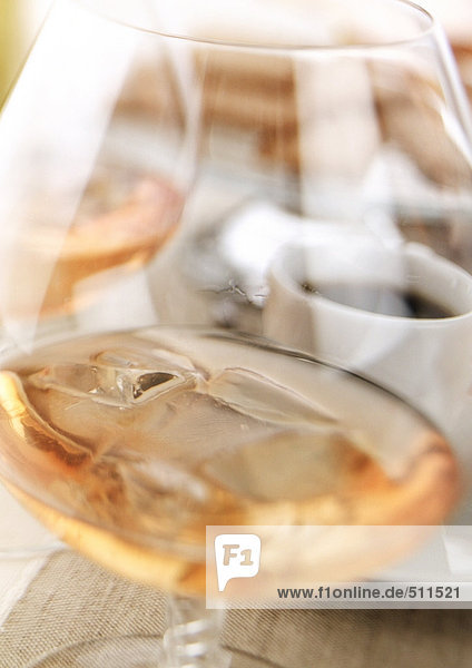 Glas Cognac mit Eiswürfeln,  Nahaufnahme