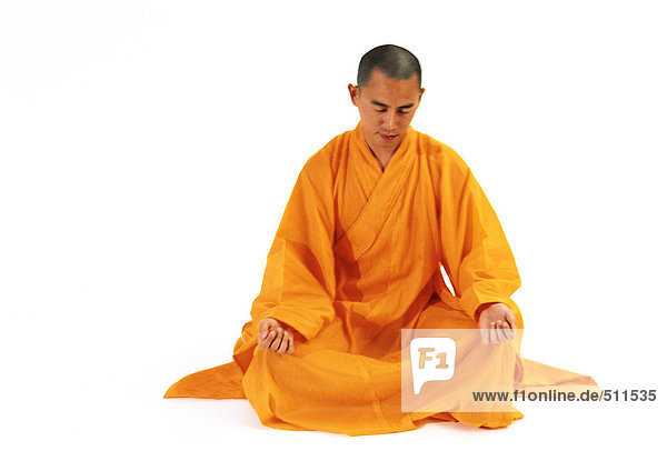 Buddhistischer Mönch meditiert in Lotusstellung