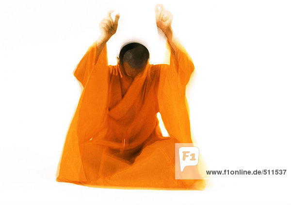 Buddhistischer Mönch meditiert  verschwommene Bewegung