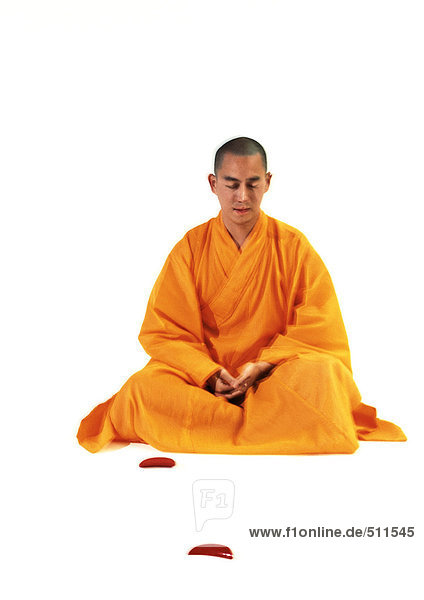 Buddhistischer Mönch meditiert