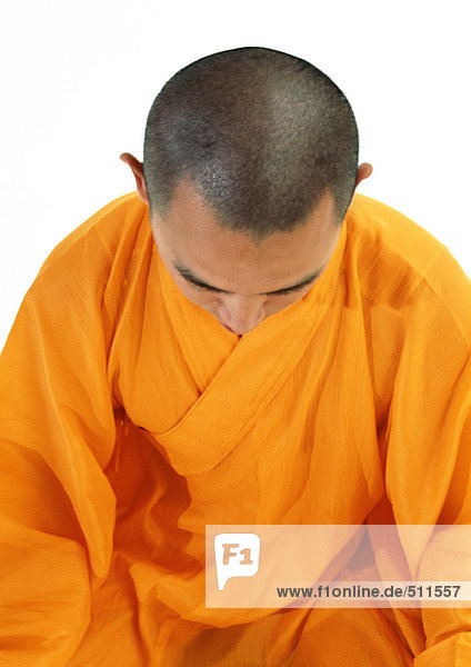 Buddhistischer Mönch meditiert  hoher Blickwinkel