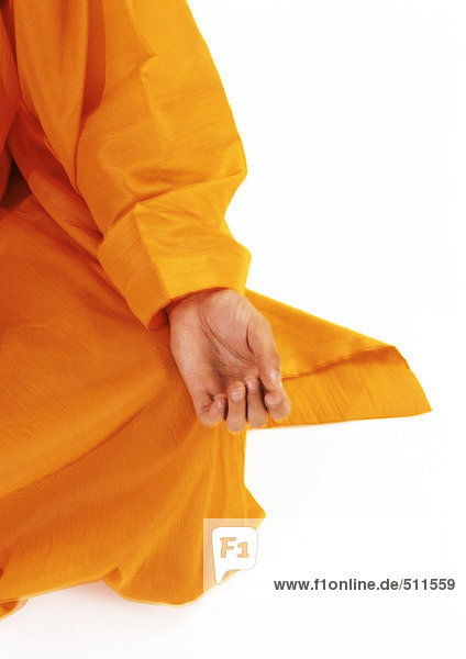 Buddhistische Mönchshand auf dem Knie in Lotusstellung