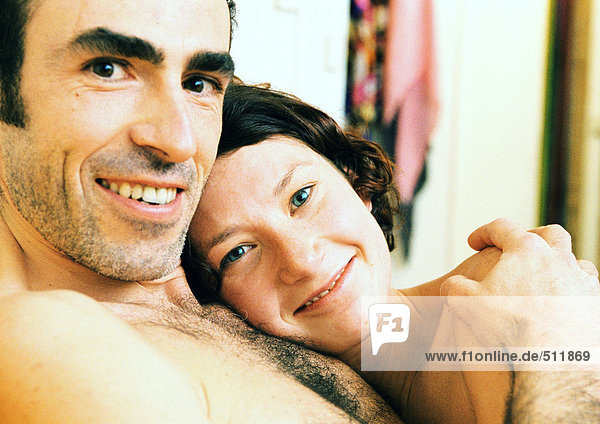 Paar lächelnd  Frau liegt mit dem Kopf auf der nackten Brust des Mannes  Portrait.