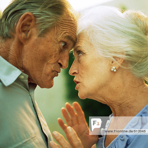 Senior Mann und Frau mit Streit  Seitenansicht