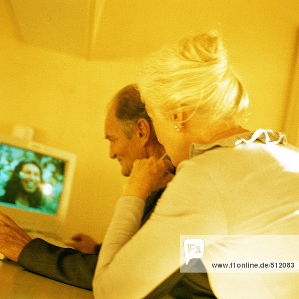 Senior Mann und Frau auf dem Bildschirm  Rückansicht