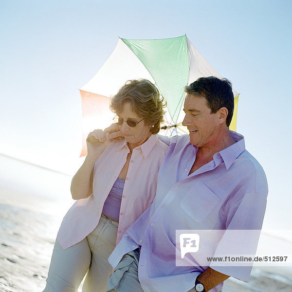 Erwachsenes Paar mit Regenschirm  Portrait