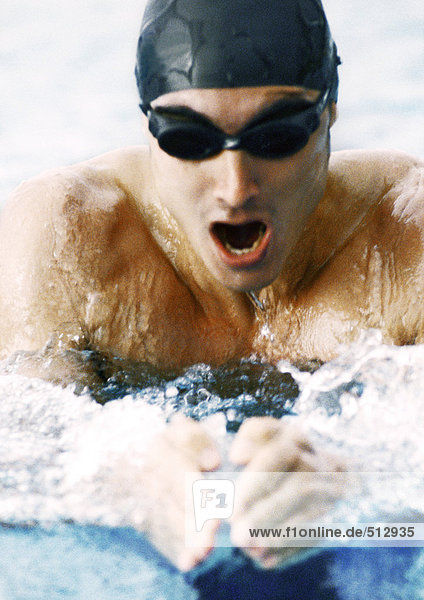 Männlicher Schwimmer beim Atmen  Nahaufnahme