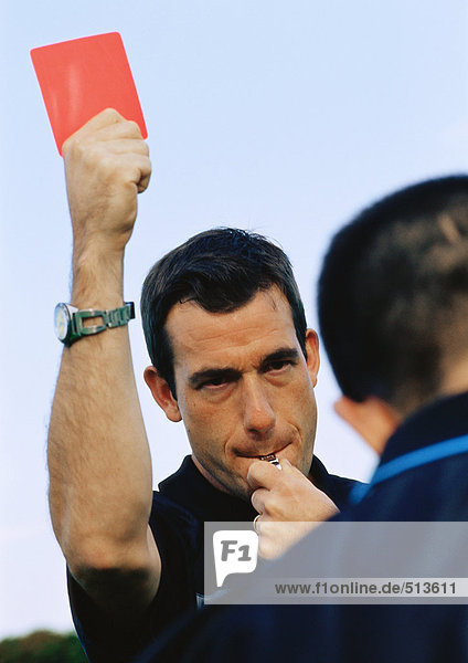 Schiedsrichter mit roter Karte im Fußballspiel  Portrait.