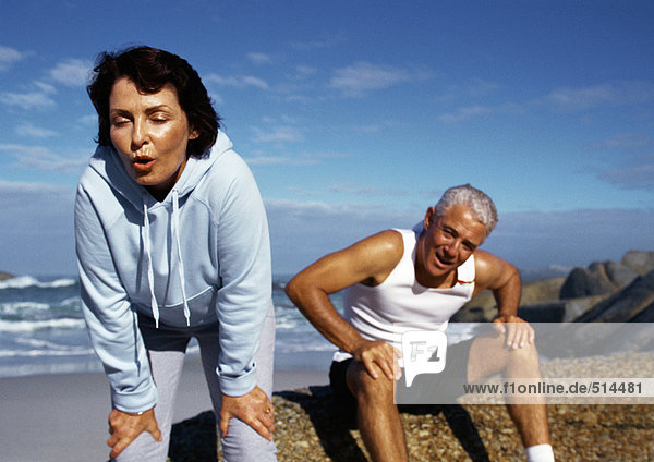 Erwachsenes Paar in Sportbekleidung  ruhend