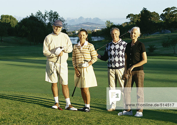 Vier reife Golfer auf Grün  Portrait